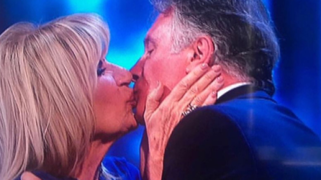 Gemma Galgani e Giorgio Manetti bacio al Maurizio Costanzo Show