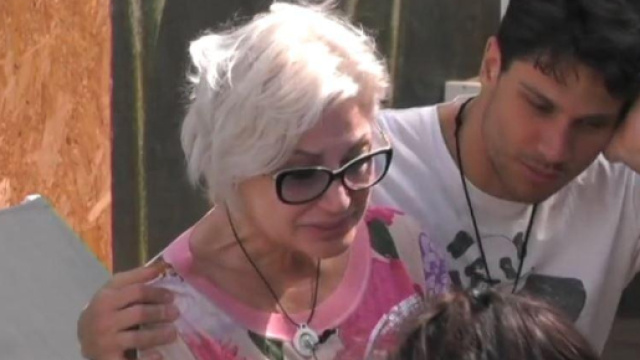 Grande Fratello: Lucia Bramieri piange, ricordando suo marito