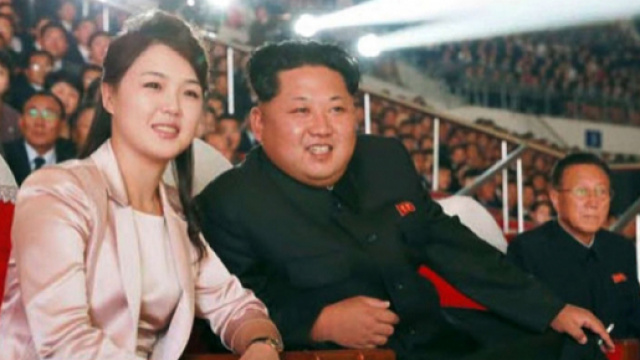 Il leader nordcoreano Kim Jong-un insieme alla moglie, Ri Sol-ju