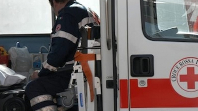 Mamma investe il figlio di 4 anni