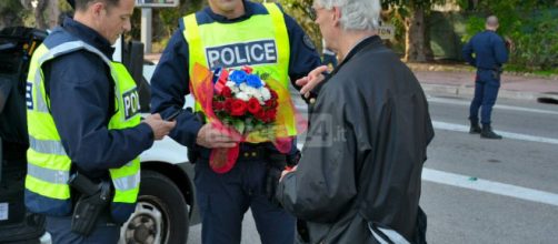 Attentato a Parigi, il gesto di affettuosa solidarietà di un vigile sanremese in frontiera