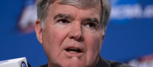 NCAA president Mark Emmert says there is no way to be able to pay student athletes [Image via USA Today Sports / YouTube Screencap]