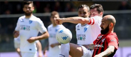 Nella foto della Lega B, il rossonero Mazzeo ed il capitano dell’Empoli Pasqual in lotta per il pallone