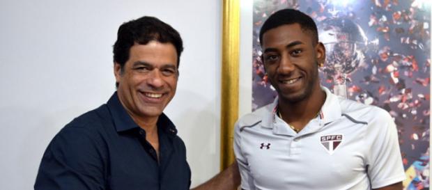 Diretor de futebol Raí cumprimentando La Joya. (Foto: Érico Leonan/ saopaulofc.net) Diretor de futebol Raí cumprimentando La Joya. (Foto: Érico Leonan/ saopaulofc.net)