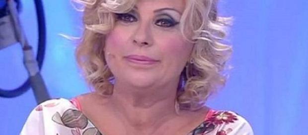 Gossip Uomini e Donne, Tina Cipollari in difficoltà. Gossip Uomini e Donne, Tina Cipollari in difficoltà.