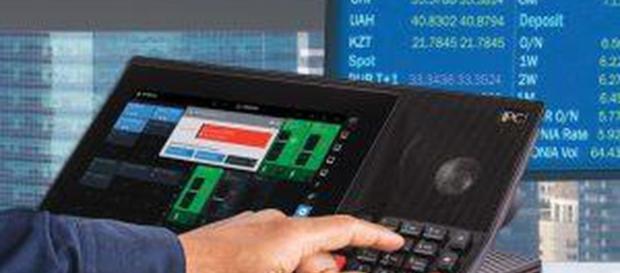 Un lugar de trabajo o estación de un comerciante moderno que consta de cuatro pantallas con datos financieros. Un lugar de trabajo o estación de un comerciante moderno que consta de cuatro pantallas con datos financieros.