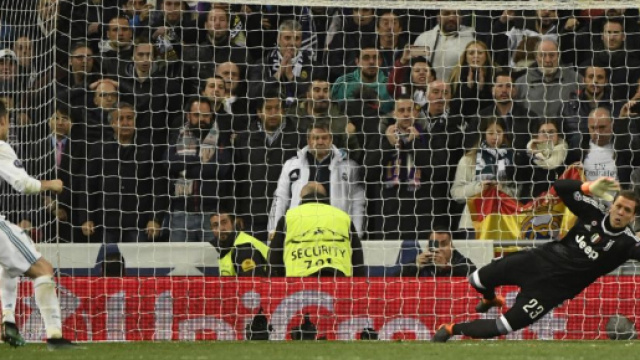 VIDEO - Rouge pour Gigi Buffon, penalty de Ronaldo : la 97e minute ... - eurosport.fr