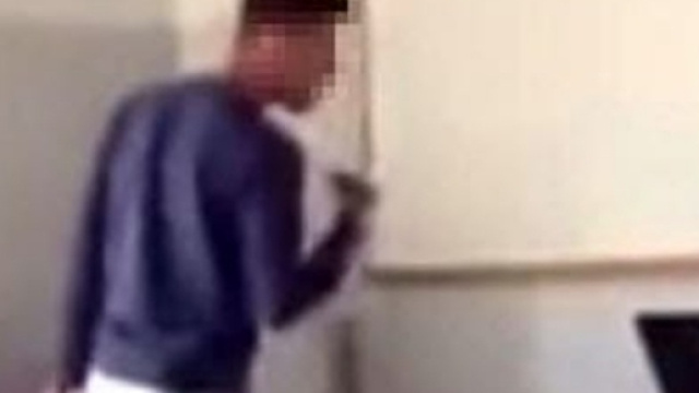 Violenza contro un docente di italiano dell'ITC Carrara di Lucca. Il CdI decide di non ammettere agli scrutini finali tre dei sei studenti