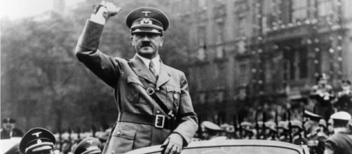 Auguri ad Hitler: polemiche e chiarimento social