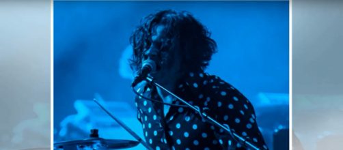 Jack White gave his hometown of Detroit an emotional show and even danced with his mom. Image source: Breaking News 24-7/YouTube