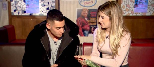 Álex sorprende a Sophie con los pétalos de rosa Álex sorprende a Sophie con los pétalos de rosa
