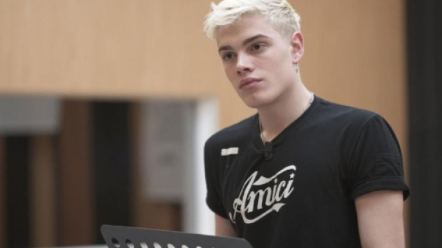 #Amici17: #Biondo tacciato di uso di autotune #BlastingNews