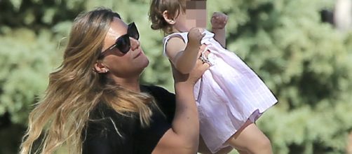 Carlota Corredera con la familia por el Retiro.