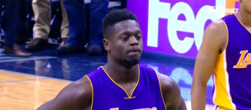 Julius Randle on the free-throw line in the final seconds of Lakers-Grizzlies game – [image: Lakers Nation/ Youtube]