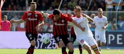 Nella foto della Lega B, Calabresi lotta contro Improta per il possesso del pallone