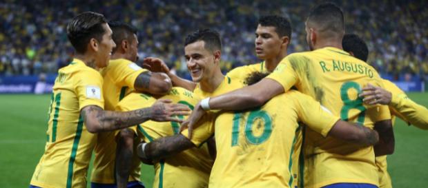 Atletas do Brasil comemorando um gol Atletas do Brasil comemorando um gol