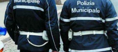 Abusivi fuggono dalla polizia, è panico al mercato, una donna è rimasta ferita