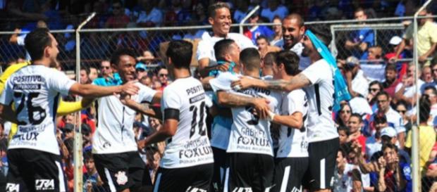 Corinthians atropela o Paraná por 4 a 0 Corinthians atropela o Paraná por 4 a 0