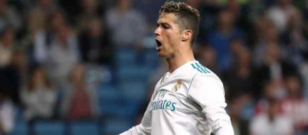 Cristiano Ronaldo muito atento ao que se passa no Real Cristiano Ronaldo muito atento ao que se passa no Real