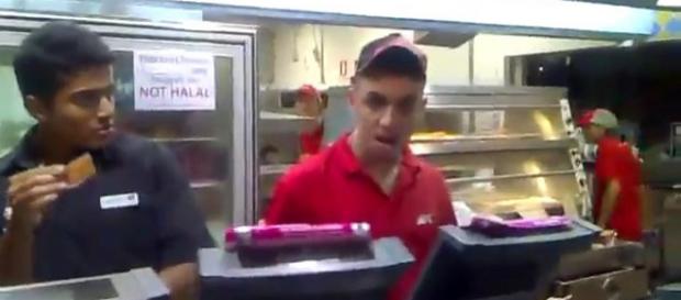 Zwykłe wyjście do KFC może być zarzewiem konfliktu religijnego (youtube.com). Zwykłe wyjście do KFC może być zarzewiem konfliktu religijnego (youtube.com).