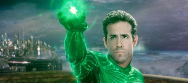 Ryan Reynolds interpretando a Linterna Verde. Ryan Reynolds interpretando a Linterna Verde.