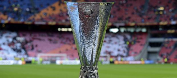 El trofeo de la Europe League está de visita en México. - lopezdoriga.com El trofeo de la Europe League está de visita en México. - lopezdoriga.com