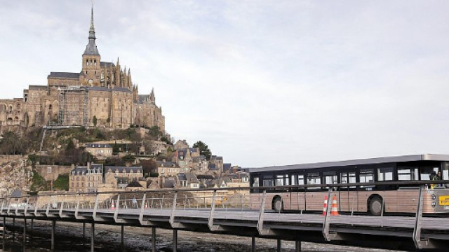 Il ponte che collega l'isola alla terraferma