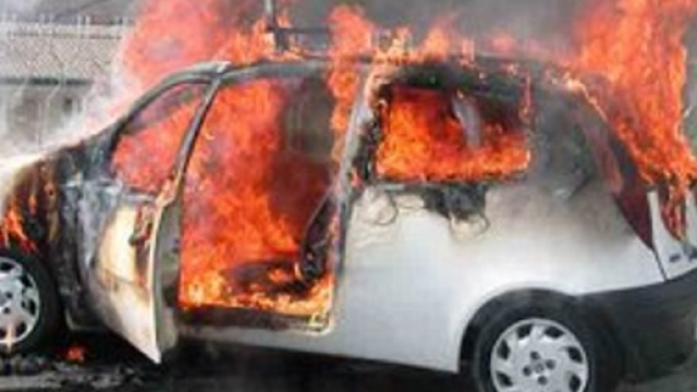 Incredibile a Nola, auto prende fuoco in pieno centro: ecco il video