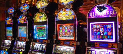 Slot machine e scommesse finanziano latitanti e boss