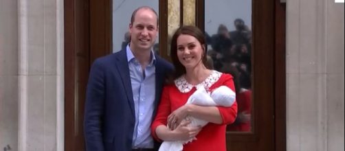 William e Kate con il terzo figlio davanti all'ospedale