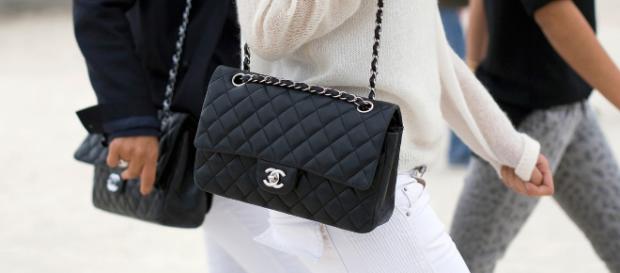 A Chanel revolucionou o mercado das bolsas. A Chanel revolucionou o mercado das bolsas.