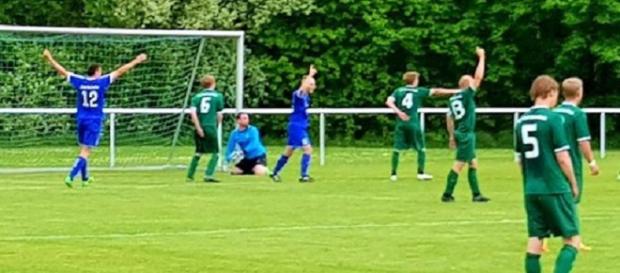 Erleichterung bei der Lache, Reklamation und hängende Köpfe auf der Seite Vieselbachs: Das späte 1:0 war der Schlüsselmoment. Foto: Verein Erleichterung bei der Lache, Reklamation und hängende Köpfe auf der Seite Vieselbachs: Das späte 1:0 war der Schlüsselmoment. Foto: Verein