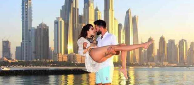 Nabilla et Thomas ont arnaqué un guide touristique digital pendant leur séjour à Dubaï Nabilla et Thomas ont arnaqué un guide touristique digital pendant leur séjour à Dubaï