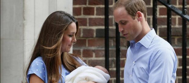 Royal Baby Cambridge greets the world: Kate Middleton and Prince ... - dailymail via Youtube Royal Baby Cambridge greets the world: Kate Middleton and Prince ... - dailymail via Youtube