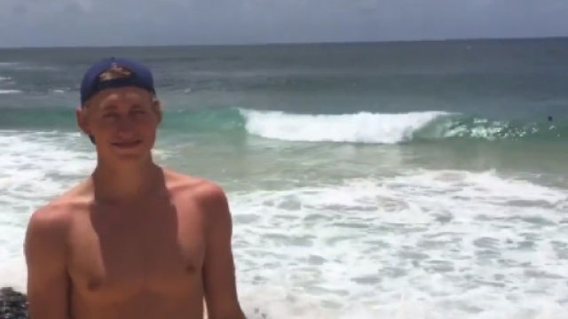 Dylan McWilliams sorride dopo essere stato attaccato da uno squalo. E' gi&agrave; sopravvissuto al morso di un orso e di un serpente.