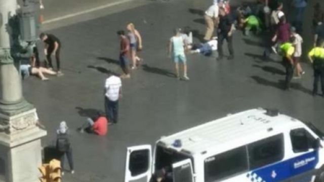 Furgone travolge la folla a Toronto