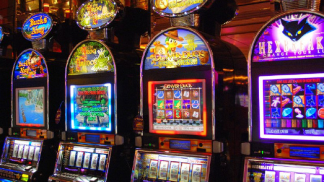 Slot machine e scommesse finanziano latitanti e boss