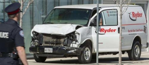 Attentato: furgone sulla folla a Toronto, 9 morti e 16 feriti. Tutta la verità e i dettagli