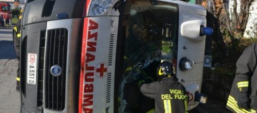 Incidente stradale tra un'autovettura e un'ambulanza, grave il paziente trasportato