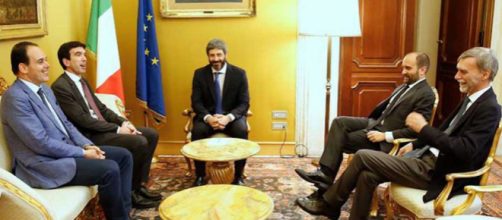 Uno scatto delle consultazioni tra Roberto Fico e la delegazione del PD