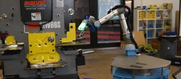 la máquina Taskmate de Ready Robotics. la máquina Taskmate de Ready Robotics.