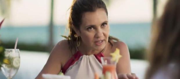 Laureta (Adriane Esteves) em conversa com Karola (Deborah Secco) Laureta (Adriane Esteves) em conversa com Karola (Deborah Secco)