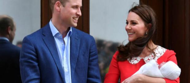 Príncipe William, a esposa Kate Middleton e o mais novo bebê real Príncipe William, a esposa Kate Middleton e o mais novo bebê real
