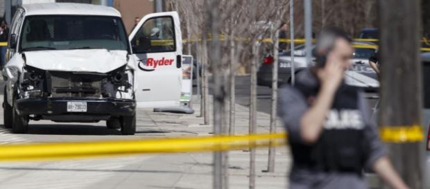 Toronto : Une camionnette fait 10 morts, le conducteur arrêté Toronto : Une camionnette fait 10 morts, le conducteur arrêté