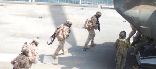 Unidades de Infantería de Marina abordan un helicóptero en la cubierta del portaaviones Unidades de Infantería de Marina abordan un helicóptero en la cubierta del portaaviones