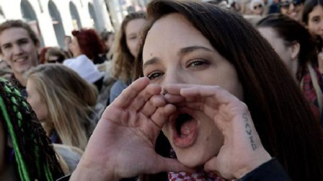 Asia Argento insulta Salvini, lui risponde: 'Che sfigata è?'