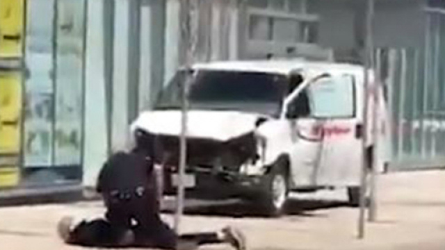 Nuova strage, furgone sulla folla 9 per ora i morti