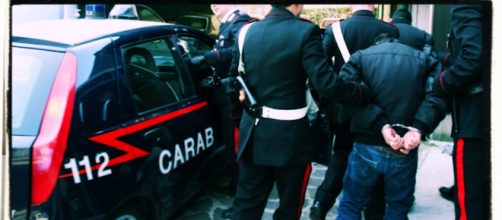 Il giovane è stato arrestato all'aeroporto dai Carabinieri.