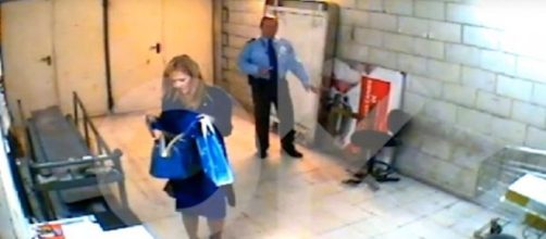 Un vídeo de Cristina Cifuentes robando cremas en un hipermercado fuerza su dimisión