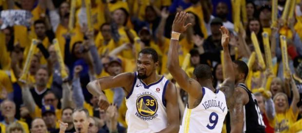 Depois de quatro triunfos e uma derrota Warriors avançam. (Foto: Ezra Shaw/Getty Images/AFP) Depois de quatro triunfos e uma derrota Warriors avançam. (Foto: Ezra Shaw/Getty Images/AFP)